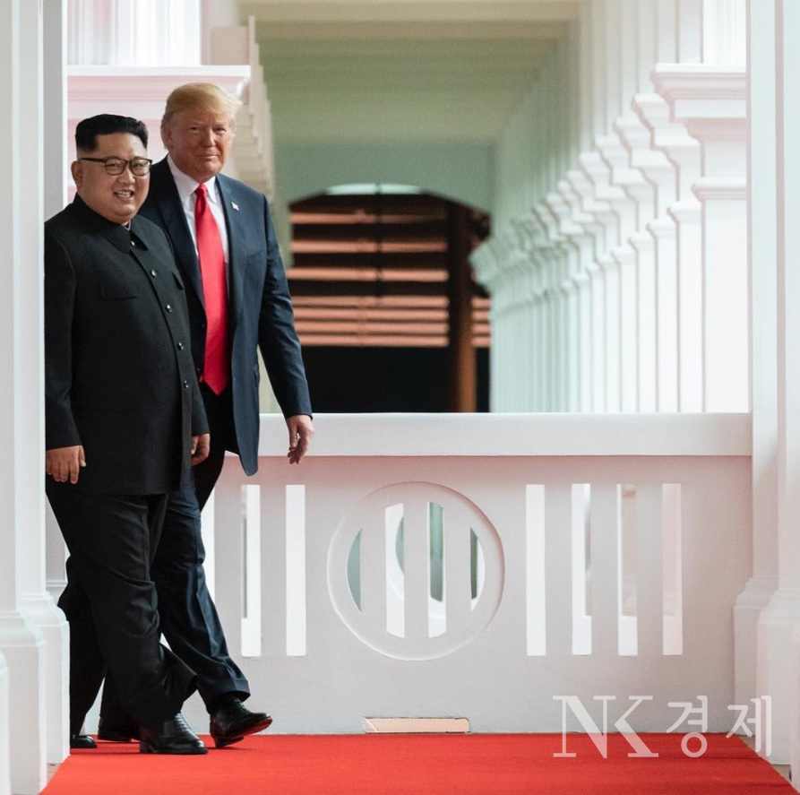 도널드 트럼프 미국 대통령(뒤쪽)과 김정은 북한 노동당 위원장이 6월 12일 싱가포르에서 열린 정상회담장으로 이동하고 있다.