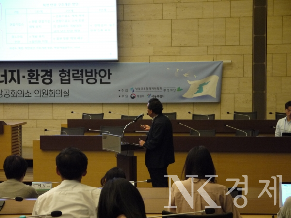 김경술 에너지경제연구원 선임연구위원은 10일 오후 서울 남대문 대한상공회의소에서 열린 ‘신 남북시대 지속가능한 에너지·환경 협력방안’ 세미나에서 발표를 하고 있다.