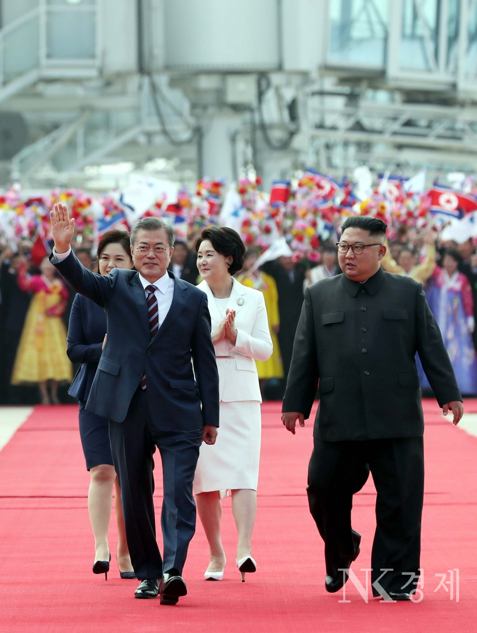 9월 18일 평양에 도착한 문재인 대통령이 김정은 북한 로동당 위원장과 환영행사를 위해 이동하고 있다.