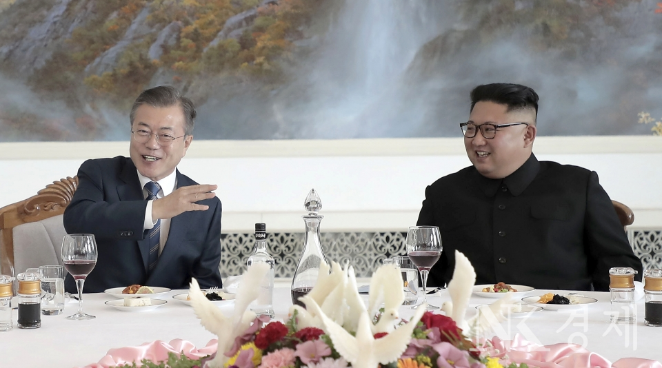 2018년 9월 평양정상회담 당시 문재인 대통령(왼쪽)과 김정은 국무위원장의 모습&nbsp; 출처:&nbsp;평양정상회담 공동취재단&nbsp;