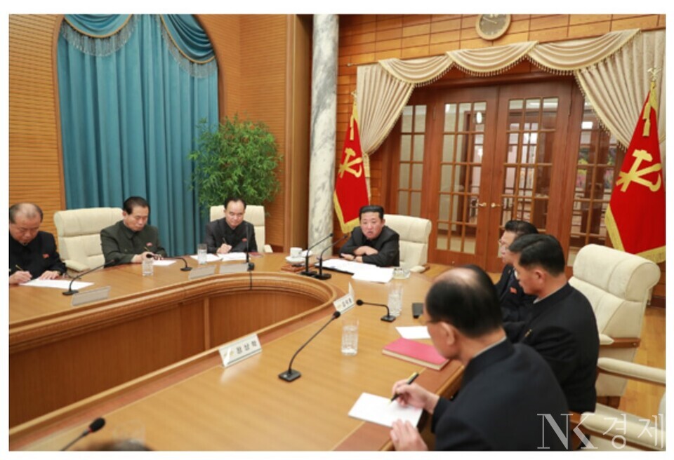 김정은 총비서(가운데)가 당중앙위원회 본부청사에서 제8기 제6차 회의를 주재하고 있다. 1월 19일 출처: 로동신문