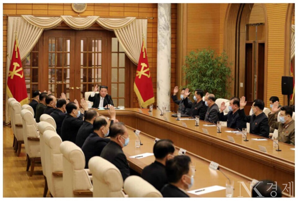 북한의 정치국 회의 모습 출처: 로동신문