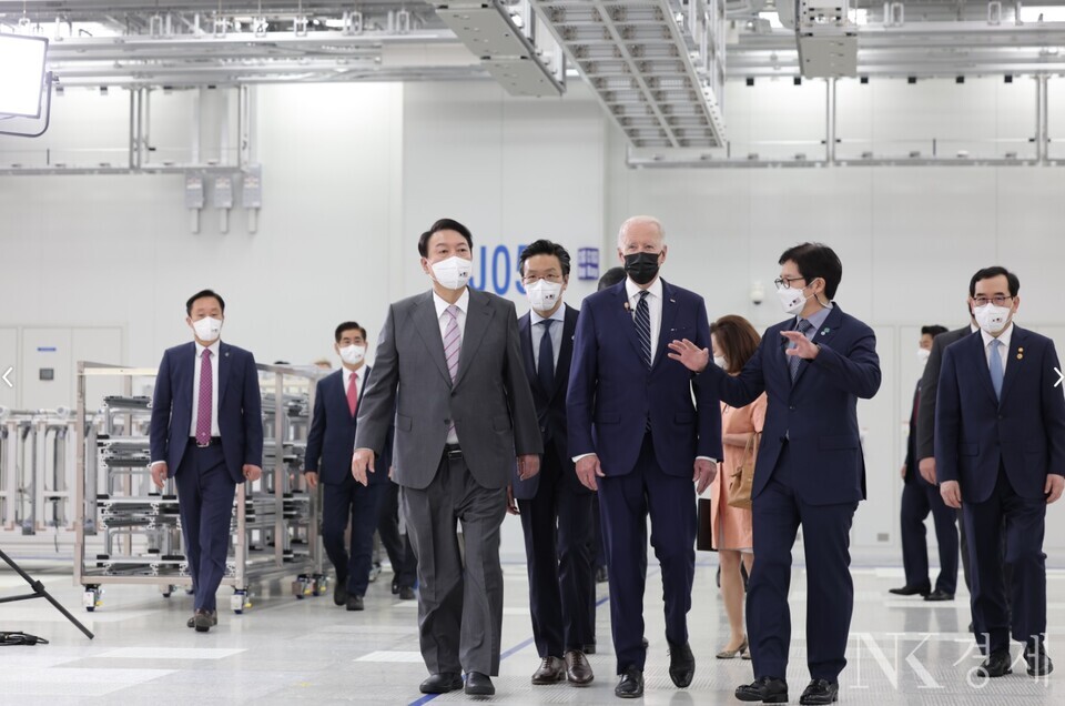 20일 윤석열 대통령(앞줄 왼쪽)과 조 바이든 미국 대통령이 평택 삼성전자 공장을 방문한 모습 출처: 대통령실