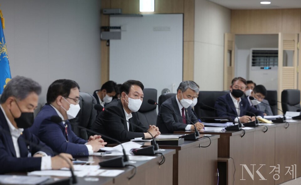 윤석열 대통령(왼쪽 세번째)이 6월 5일 NSC 상임위원회 보고를 듣고 있다. 출처: 대통령실