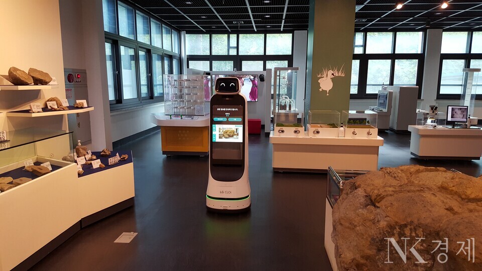대구창의융합교육원에 클로봇이 제공한 안내로봇 모습 출처: 클로봇