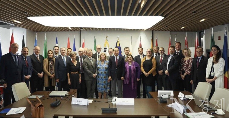 권영세 통일부 장관(앞줄 가운데)이 EU 회원국 대사들의 정례 모임에 참석해 기념촬영하고 있다. 출처: 통일부