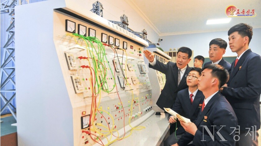 김책공업종합대학 종합실험교육관 모습 출처: 로동신문