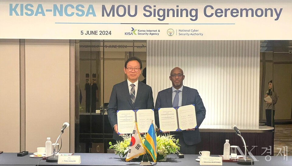 5일 조선팰리스 서울 강남에서 개최된 사이버보안 업무협약 체결식에서 이상중 KISA 원장(왼쪽)과 바쿠라무사 은쿠비토 만지 주한 르완다 대사가 기념촬영하고 있다. 출처: 한국인터넷진흥원