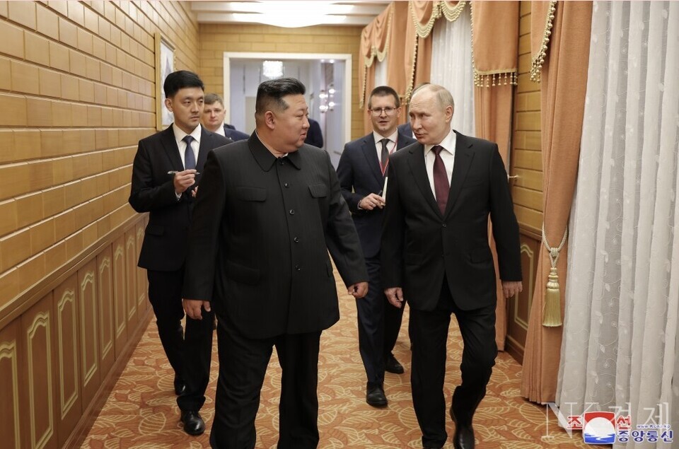 김정은 총비서(왼쪽)이 북한은 방문한 블라드미르 푸틴 러시아 대통령을 숙소인 금수산영빈관에서 안내하고 있다. 출처: 조선중앙통신