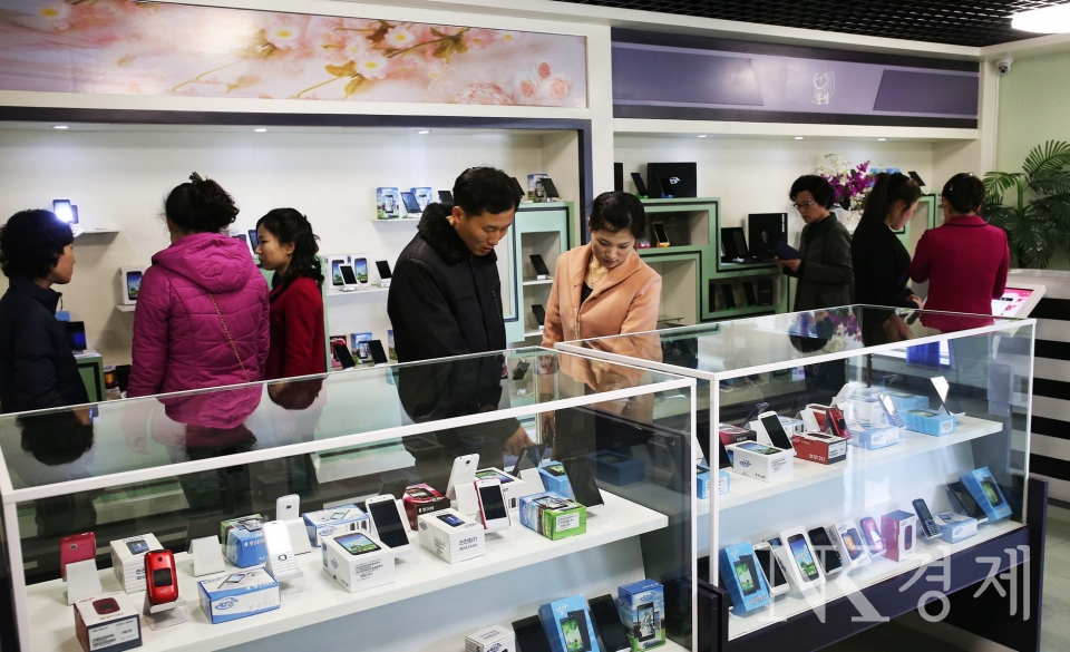 북한의 휴대폰 판매점 모습