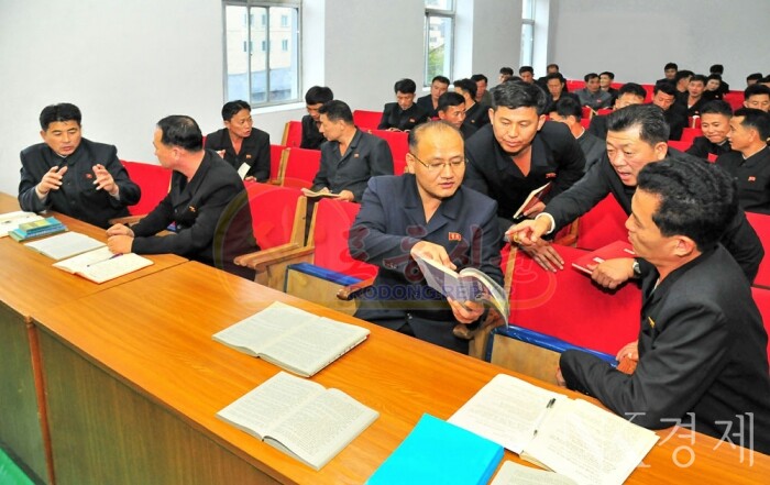 금요과학기술학습이 시행되고 있는 모습 출처: 로동신문