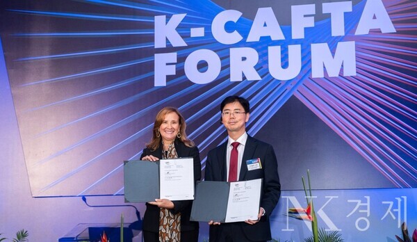 중미경제통합은행(CABEI) Gisela Sanchez 총재(왼쪽)와 이용필 KISA 보안인재단장이 업무협약 체결 후 기념촬영하고 있다. 출처: KISA