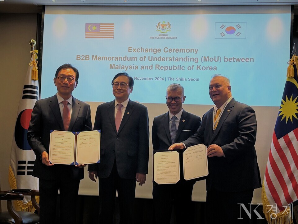 이상중 KISA 원장(왼쪽부터), 산업통상자원부 정인교 통상교섭본부장, 말레이시아 투자통상산업부 뜽쿠 자프룰 아지즈(Tengku Zafrul Aziz) 장관, 말레이시아 통신멀티미디어위원회 모하마드 살림 빈 파테 딘(Tan Sri Mohamad Salim bin Fateh Din) 위원장이 25일 개최된 KISA-말레이시아 MCMC 업무협약 체결식에서 관계자들이 기념 촬영을 하고 있다. 출처: KISA