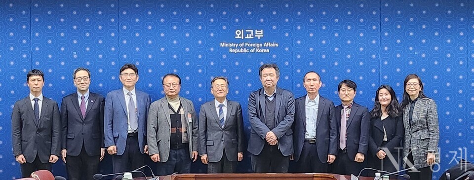 외교부는 1월 6일 오후 조구래 외교전략정보본부장 주재 하에 국내 북한 전문가들과 함께 ‘2025년 북한정세 전망 라운드테이블’을 개최했다. 출처: 외교부