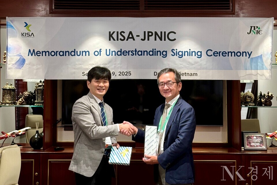 9일(화), 베트남 다낭에서 KISA와 JPNIC 양기관이 인터넷주소자원의 안정적 운영을 위한 업무협약서에 사인을 하고 있다. KISA 박정섭 센터장(왼쪽부터), JPNIC CPO Maemura Akinori  출처: 한국인터넷진흥원(KISA)