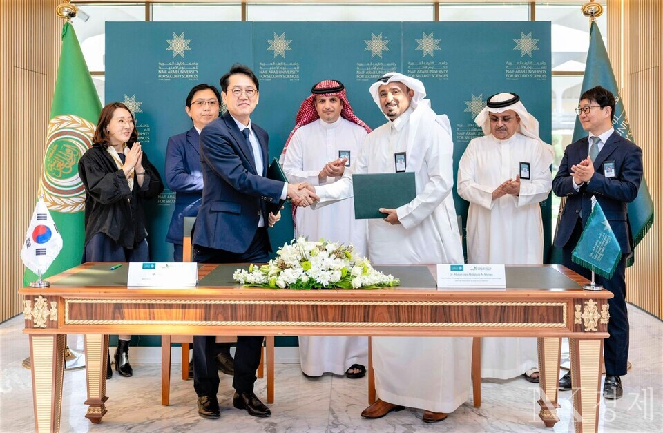 9월 30일 사우디아라비아 리야드 소재 나이프 아랍 안보과학대학교에서 열린 한국인터넷진흥원-나이프 아랍 안보과학대학교 간 '사이버보안 및 인공지능(AI) 분야 업무협약식'에서 관계자들이 기념 촬영을 하고 있다. 한국인터넷진흥원 오진영 정보보호산업본부장(앞줄 왼쪽부터), 나이프 아랍 안보과학대학교 압둘라작 알무르잔 훈련부 부총장, 한국인터넷진흥원 이혜진 책임(뒷줄 왼쪽부터), 봉기환 중동전략거점 소장, 나이프 아랍 안보과학대학교 압둘마지드 바니안 총장, 크할리드 하르파시 외부협력 부총장, 김경곤 사이버보안 및 디지털 포렌식 학과장 [사진: 한국인터넷진흥원]