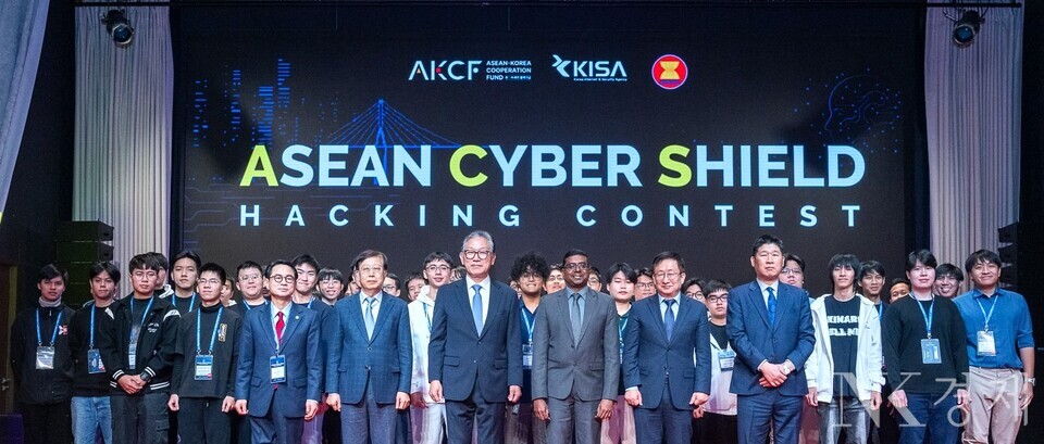 11월 19일 부산에서 개최된 '제3회 아세안 사이버 쉴드 해킹방어대회' 개회식에서 관계자와 해킹방어대회 참석자들이 기념 촬영을 하고 있다. 동의대학교 김치용 대외협력원장(앞줄 왼쪽 세 번째부터), 방송문화진흥원 김석환 이사, 한국인터넷진흥원 이상중 원장, ASEAN 사무국 Sivaram Superamanian 과장, 국가 AI TF 이원태 리더, KF 아세안문화원 지창선 원장 출처: KISA